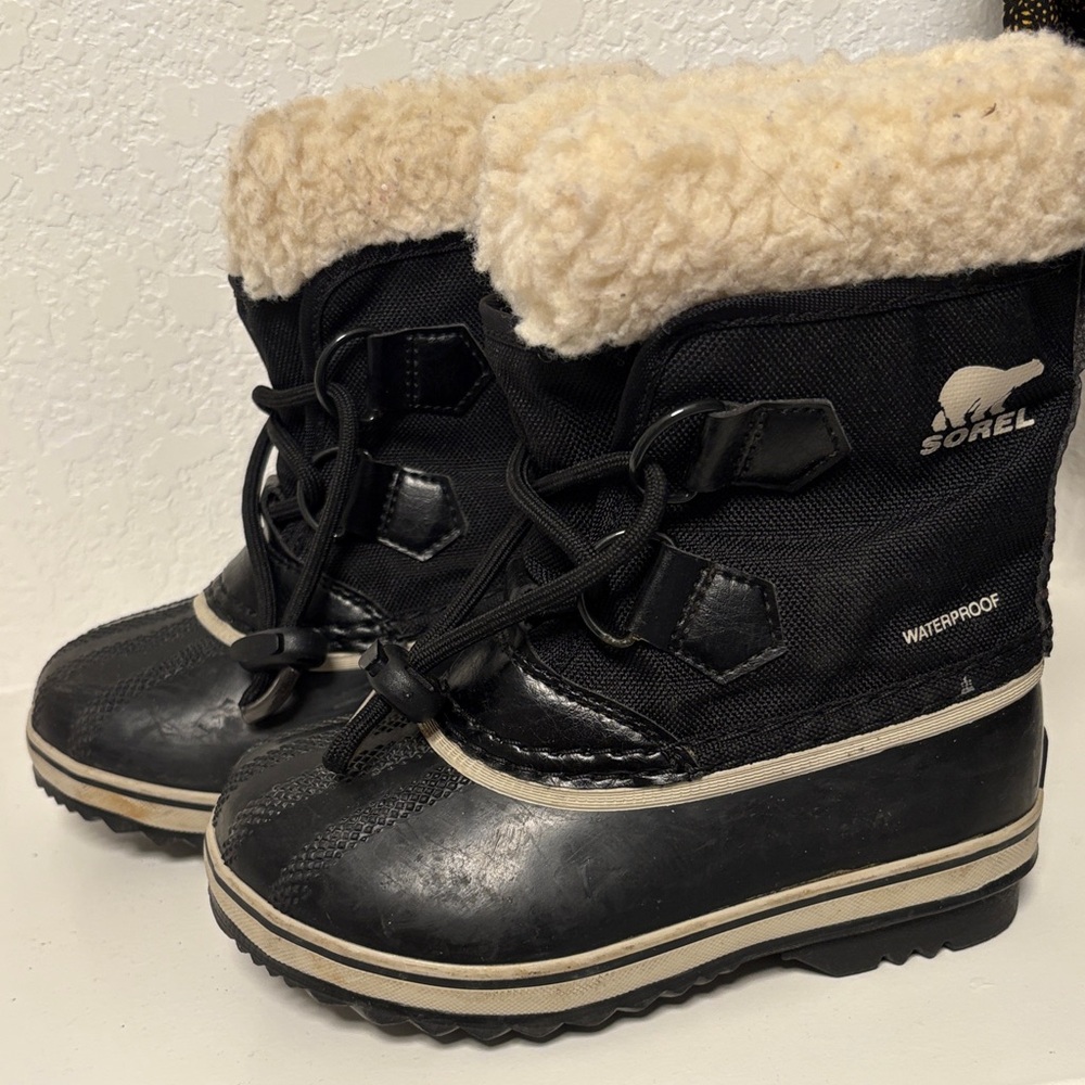 Sorel Black Boots with Cream Shearling Cuff